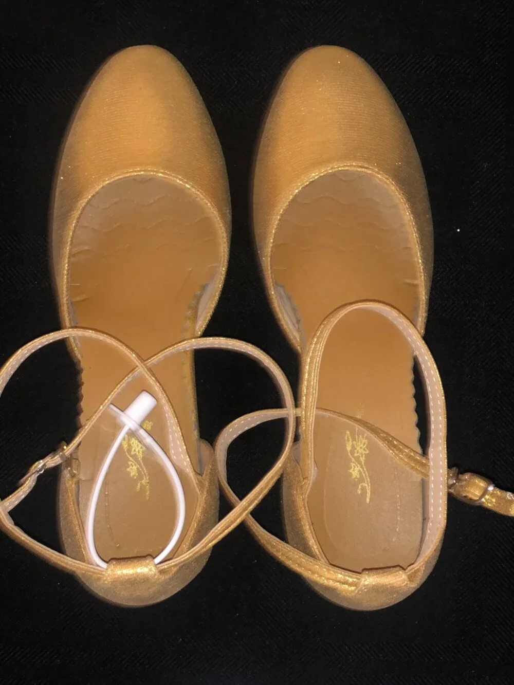 Dance and Sway Gold Shimmer Closed-Toe Dance Heels Sz 7-7.5